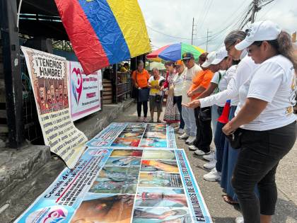 Familiares de presos de la cárcel más poblada de Ecuador claman por visitas y mejor comida