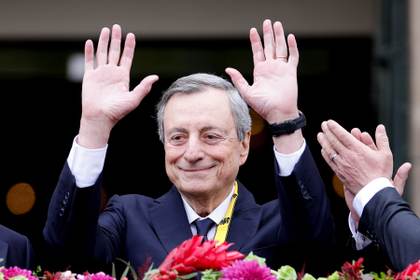Draghi pide profundizar integración europea ante las crisis al recibir Premio Carlomagno