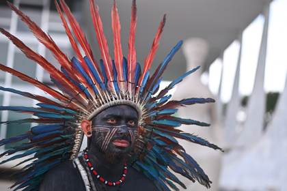 Indígenas protestan ante el Supremo brasileño por una línea férrea que cruzará la Amazonía
