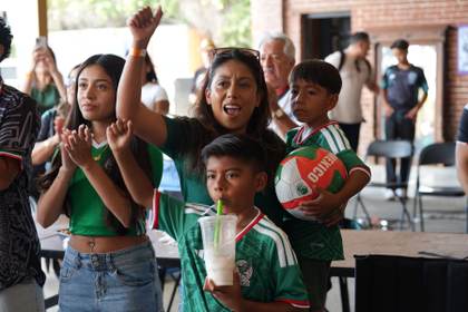 "Sufrimos juntos y ganamos juntos": la afición mexicana desata la fiesta en Los Ángeles
