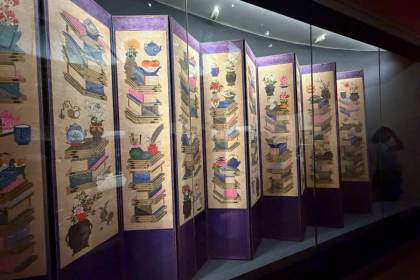 El museo Guimet descubre las bibliotecas en trampantojo del arte coreano