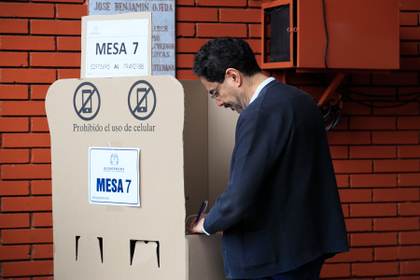 El izquierdista Cepeda vota confiado en lograr la remontada en las elecciones en Colombia