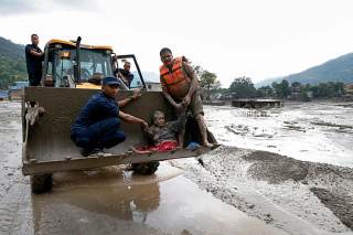 Una inmensa riada deja un centenar de víctimas en Nepal y China y casi 900 desaparecidos