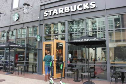 Starbucks acelera sus planes de reestructuración pese a la recuperación de las ventas