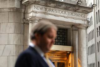 Wall Street cierra mixto tras la decisión de la Fed de mantener los tipos