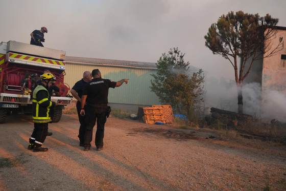 El incendio cerca de Perpiñán (Francia) no avanza, pero no está controlado y hay 12.000 evacuados