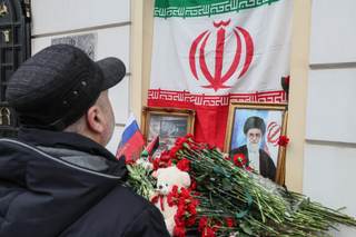 Los rusos depositan flores ante la Embajada iraní en Moscú