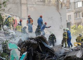 Sube a 12 la cifra de muertos y a 57 la de heridos en el ataque ruso masivo contra Kiev