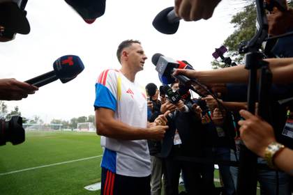 Colombia no debe menospreciar a Uzbekistán, advierten Santiago Arias y Luis Suárez