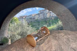 Leandro Erlich y la belleza de lo efímero: un retrato del mundo en arena en la Toscana