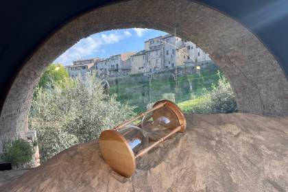 Leandro Erlich y la belleza de lo efímero: un retrato del mundo en arena en la Toscana