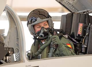 La princesa Leonor, heredera al trono de España, vuela en un reactor de combate F-5
