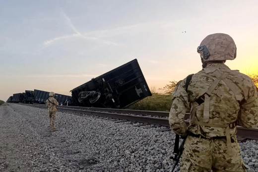 Ataque con explosivos descarrila tren carbonero durante ola violenta en norte de Colombia