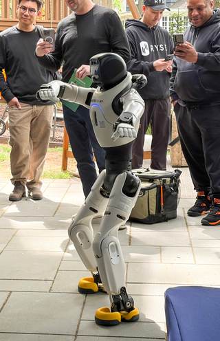 Un robot que 'perrea' y 3D sin gafas: Nueva Jersey exhibe lo último en tecnología