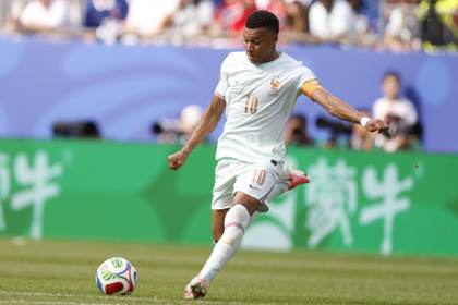 Suecia se cruza en la fiesta de Mbappé y Dembélé