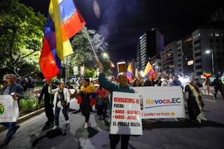 'Marcha de las antorchas' a favor de la revocatoria del mandato de Daniel Noboa en Ecuador