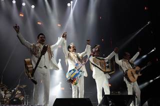Los Tigres del Norte estiran su idilio con Ciudad de México, a ritmo de 'rugidos' norteños