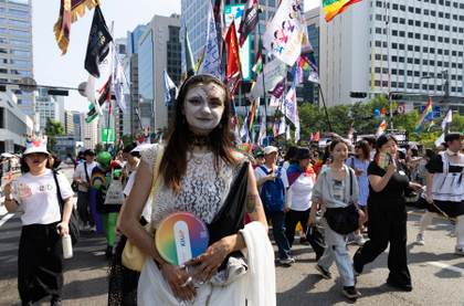 Miles de personas asisten a marcha LGTBI frente a contramanifestación cristiana