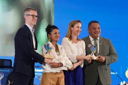 Conferencia en Colombia cierra con plan para acelerar transición sin combustibles fósiles