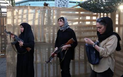 Irán convierte plazas de Teherán en campos de entrenamiento militar para voluntarios