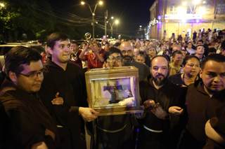 Una reliquia de san Francisco de Asís es recibida en Paraguay por cientos de feligreses