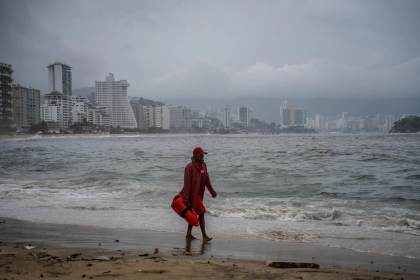 México cierra puertos en el Pacífico por la tormenta Simón, que será huracán