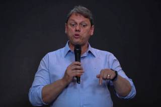 Un aliado de Bolsonaro es reelegido como gobernador del estado de São Paulo por amplia mayoría