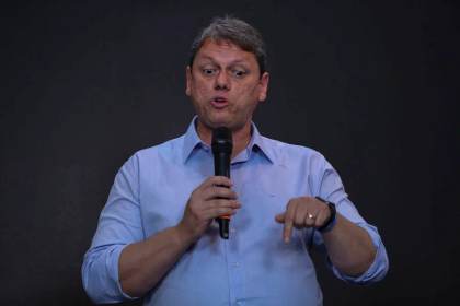 Un aliado de Bolsonaro es reelegido como gobernador del estado de São Paulo por amplia mayoría