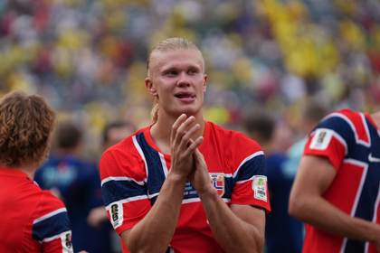 Haaland firma doblete y con 7 goles alcanza en la cima a Messi y Mbappé