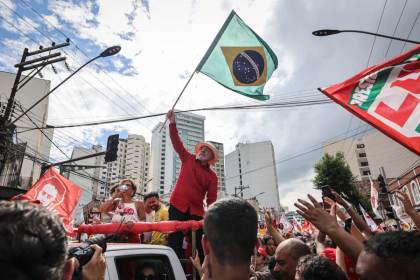 Lula pide a sus seguidores en una región clave que lleven a votar a los indecisos
