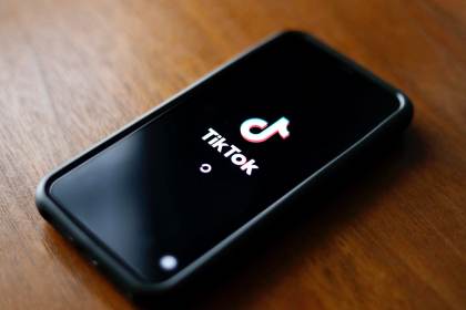 TikTok contribuyó a expandir el bulo sobre la relación entre el paracetamol y el autismo