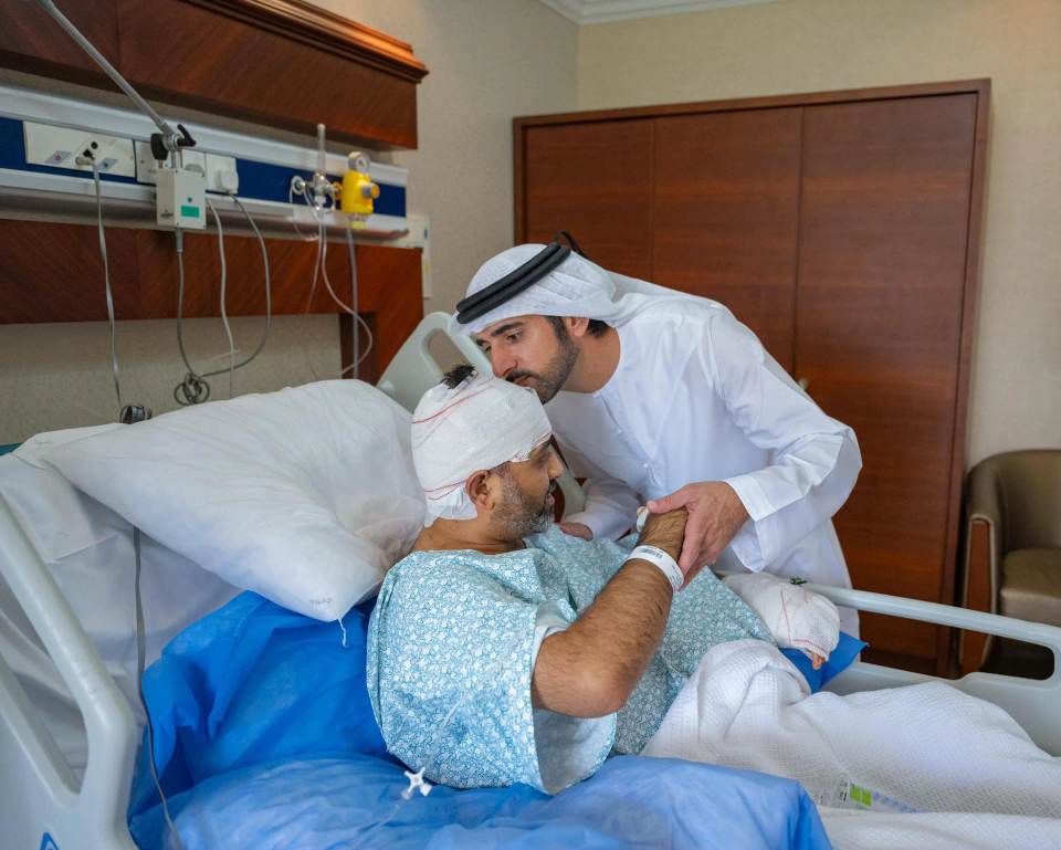 Viceprimer ministro emiratí visita al piloto indio de Flydubai en el hospital en Abu Dabi