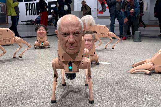 Perros robóticos con cara humana, incluida la de Picasso, divierten a visitantes en Berlín