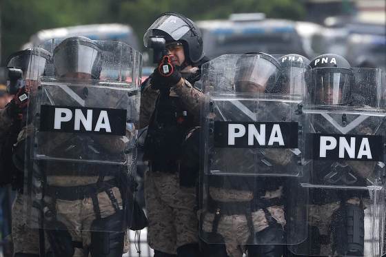 Gases, disparos y una gran marcha por los derechos de los universitarios en Argentina