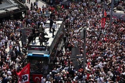 El 'lawfare' y la lucha interna amenazan al único partido con opciones de ganar a Erdogan