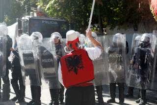 Nuevos choques con la Policía al rodear los manifestantes la sede del Gobierno albanés