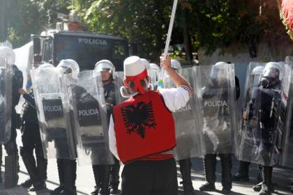 Nuevos choques con la Policía al rodear los manifestantes la sede del Gobierno albanés