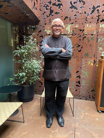 Amitav Ghosh: Es "demencial" que el mundo avance en dirección opuesta en materia climática