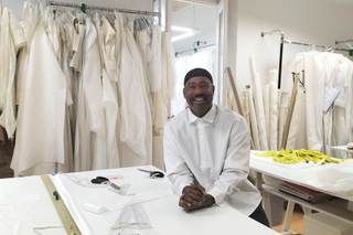 El figurinista dominicano Emilio Sosa: "Soy 90 % psicólogo con los actores y un 10 % arte"