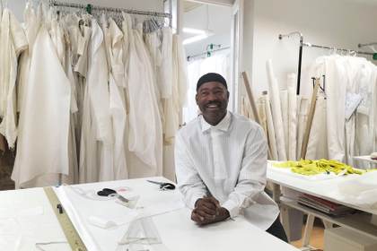 El figurinista dominicano Emilio Sosa: "Soy 90 % psicólogo con los actores y un 10 % arte"