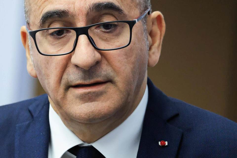 Macron rechaza dimisión del ministro del Interior y pide más medidas contra los violentos