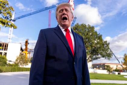 Trump afirma que podría relevar a su embajadora en Grecia y que no esta contento con ella