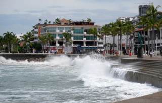 Huracán Simón mantiene categoría 3 frente a México y amenaza con lluvias y fuerte oleaje