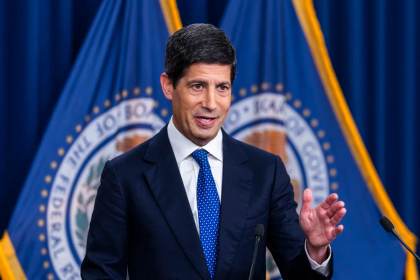 La Fed sube los tipos por primera vez en 3 años, a mes y medio de las elecciones en EE.UU.