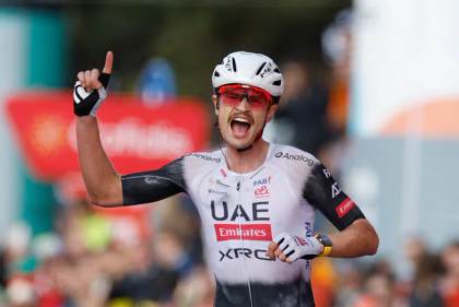 Jay Vine amplía su contrato con el UAE hasta finales de 2029