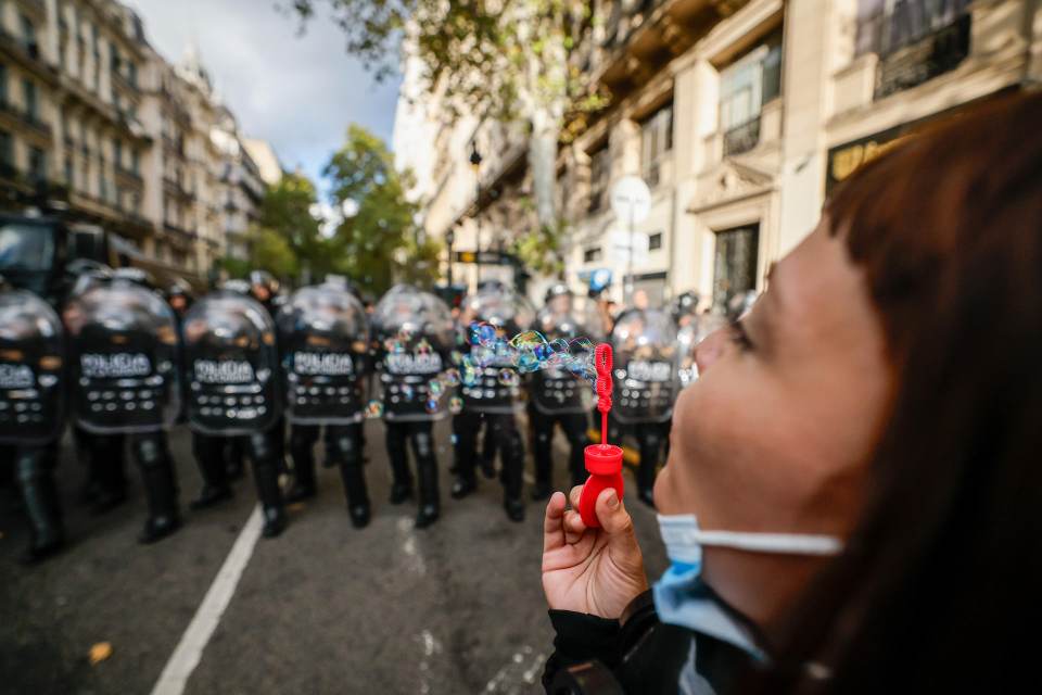 Policía dispersa una protesta contra la reforma de la ley de glaciares en Argentina