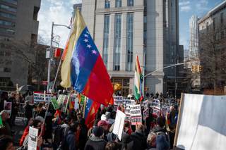 Juez mantiene los cargos contra Maduro pero cuestiona las sanciones que limitan su defensa