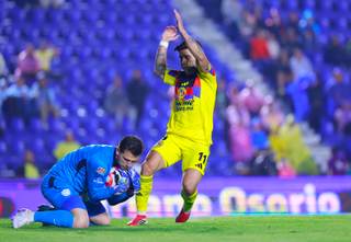 El chileno Víctor Dávila, baja del América al sufrir lesión de ligamento cruzado