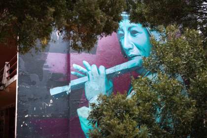 Muralistas suramericanos honran a la vida y muerte con su arte en un cementerio en Bolivia