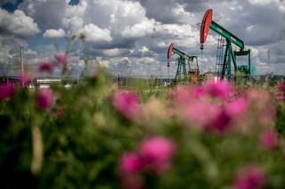 El brent sube un 4 % y roza los 100 dólares por el temor a un cierre más severo de Ormuz